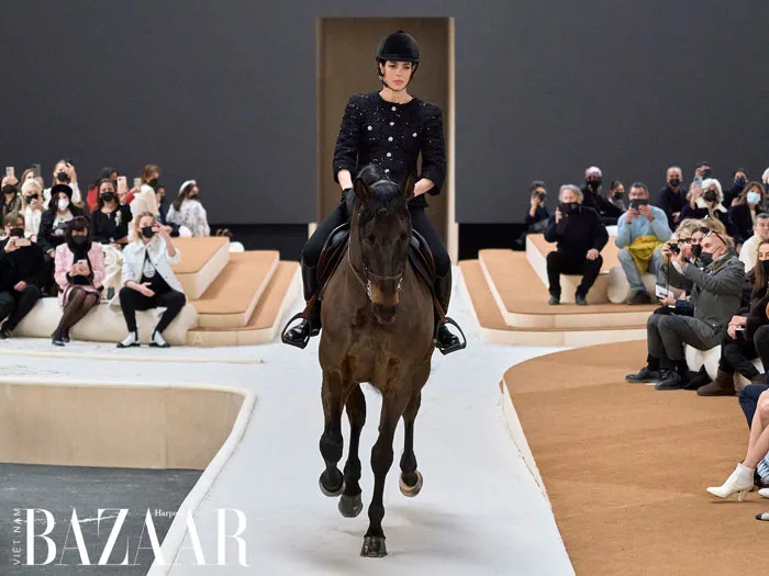 Vì sao bộ môn cưỡi ngựa gắn liền với thời trang cao cấp | Harper's Bazaar