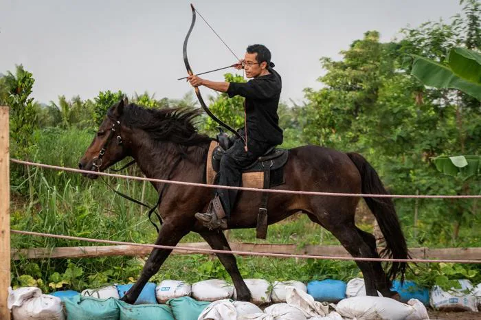 Giới trẻ mang cổ phục, học cưỡi ngựa bắn cung, tái hiện võ tướng thời xưa