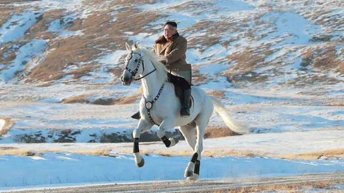 Ông Kim Jong Un cưỡi ngựa siêu đẹp, ít ai biết mức giá siêu khủng đằng sau  đó