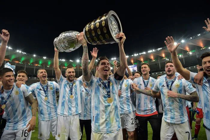Khoảnh khắc lịch sử Messi nâng cao Cúp vô địch Copa America