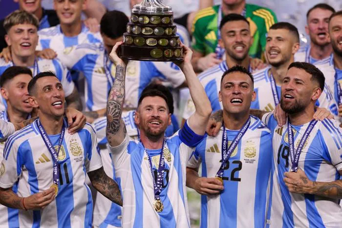Bùng nổ cảm xúc nâng cúp vô địch Copa America, Messi chưa từ giã ĐT  Argentina
