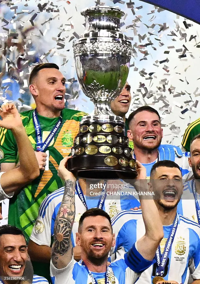 Không có trên tivi: Chùm ảnh Messi và ĐT Argentina ăn mừng cực cháy, nâng  cao cúp vô địch Copa America lịch sử