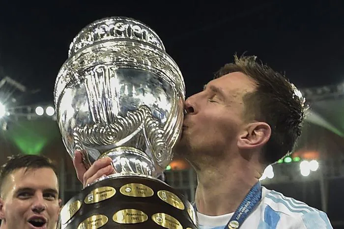 Khoảnh khắc lịch sử Messi nâng cao Cúp vô địch Copa America