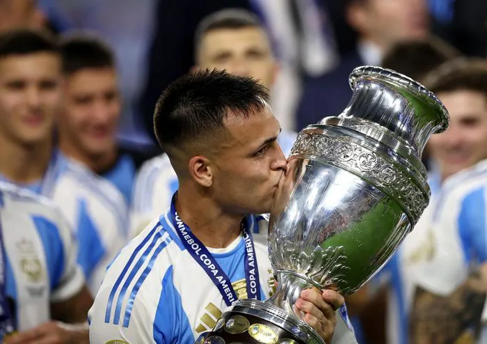 Tuyển Argentina xúc động mừng ngôi vô địch Copa America 2024 - Tuổi Trẻ  Online