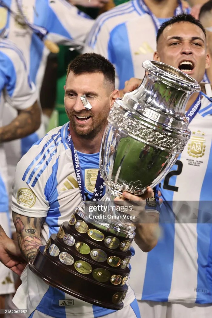 Không có trên tivi: Chùm ảnh Messi và ĐT Argentina ăn mừng cực cháy, nâng  cao cúp vô địch Copa America lịch sử