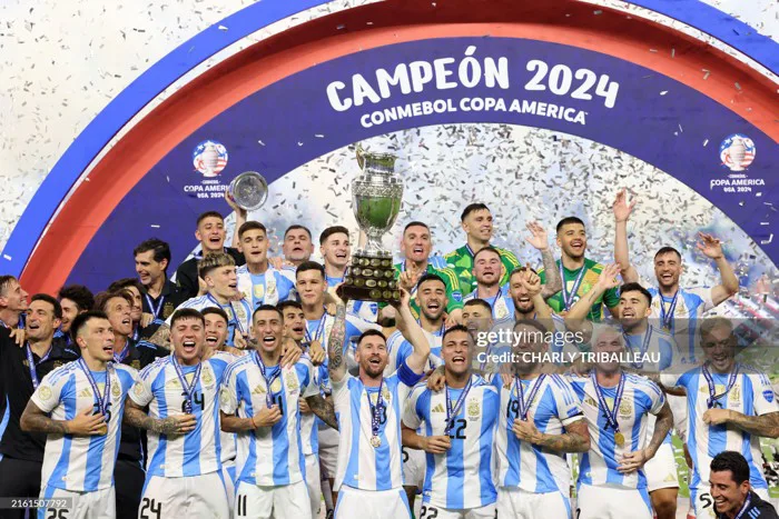 Không có trên tivi: Chùm ảnh Messi và ĐT Argentina ăn mừng cực cháy, nâng  cao cúp vô địch Copa America lịch sử