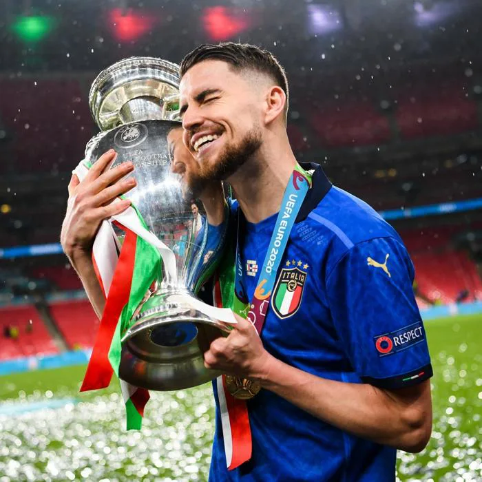 Cận cảnh: ĐT Italia nâng cúp, ăn mừng chức vô địch EURO 2021