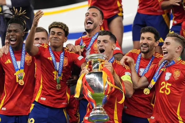 Khoảnh khắc Tây Ban Nha nâng cao chiếc Cúp vô địch Euro 2024