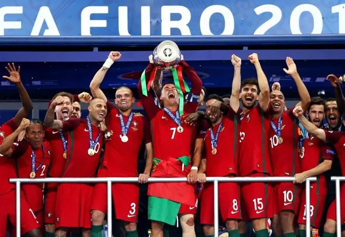 Ronaldo đăng ảnh vô địch Euro sau thất bại tại World Cup - Ngôi sao