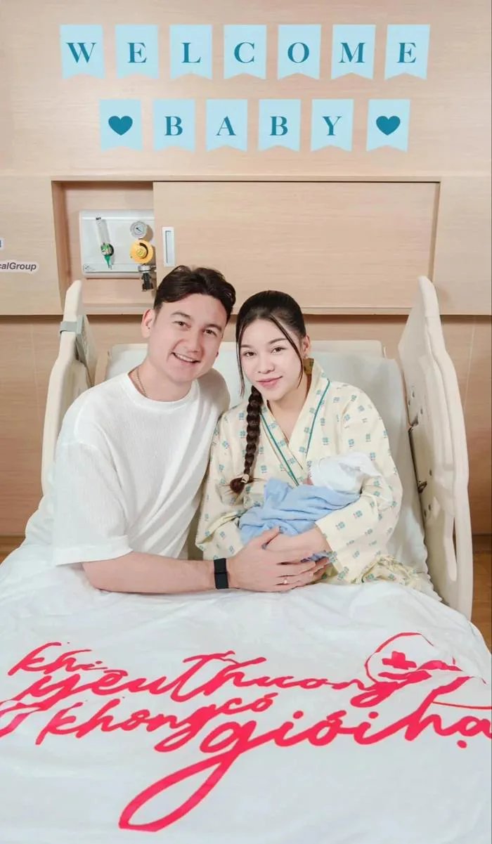 Đặng Văn Lâm hạnh phúc khoe hình ảnh ngọt ngào cùng con trai đầu lòng: Chào  mừng Gấu…