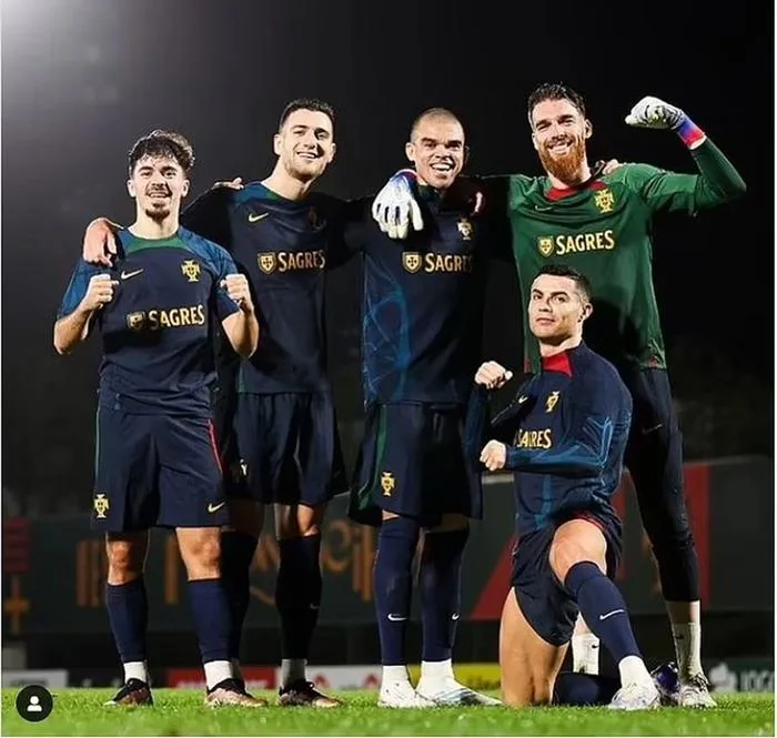 C.Ronaldo tươi cười trong buổi tập cùng đội tuyển Bồ Đào Nha | Báo Dân trí