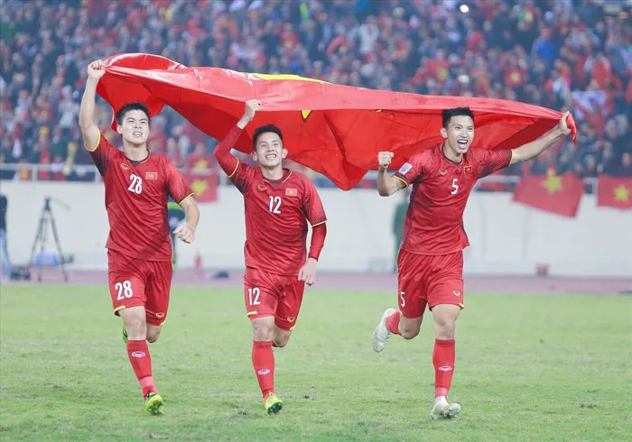 Từ cánh cổng khóa nhà Duy Mạnh...