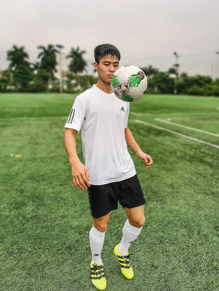 Chụp ảnh Duy Mạnh từ tận ngoài sân cỏ bằng điện thoại mà ảnh vẫn sắc nét