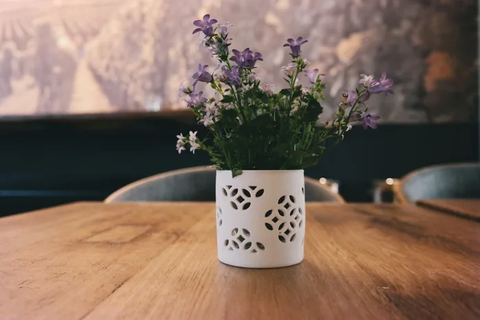 hình ảnh : bàn, thực vật, Bình hoa, Mùa xuân,  gốm sứ, Hoa màu tím, nghệ  thuật, hình nền, chậu hoa, Trồng hoa, thiết kế hoa, cắm hoa 5472x3648 - -