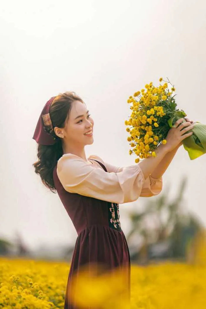 Cách tạo dáng chụp ảnh với hoa cúc vàng