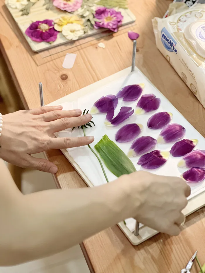Độc đáo những bức tranh làm bằng hoa khô