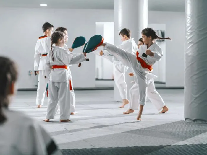 Con gái nên học võ Karate hay Taekwondo? So sánh từ góc nhìn khoa học