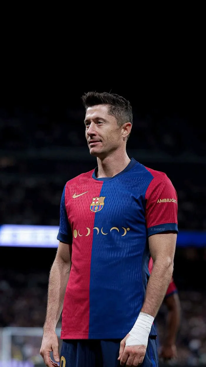 Robert Lewandowski AURA Wallpaper 4K HD