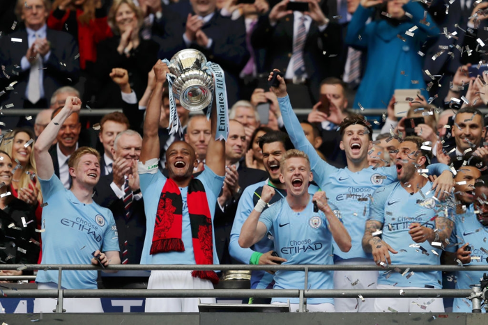 Những hình ảnh đẹp trong ngày Man City nâng cao chiếc cúp lâu đời nhất thế giới và lập 2 thành tích vô tiền khoáng hậu Những hình ảnh đẹp trong ngày Man City nâng cao chiếc cúp lâu đời nhất thế giới và lập 2 thành tích vô tiền khoáng hậu