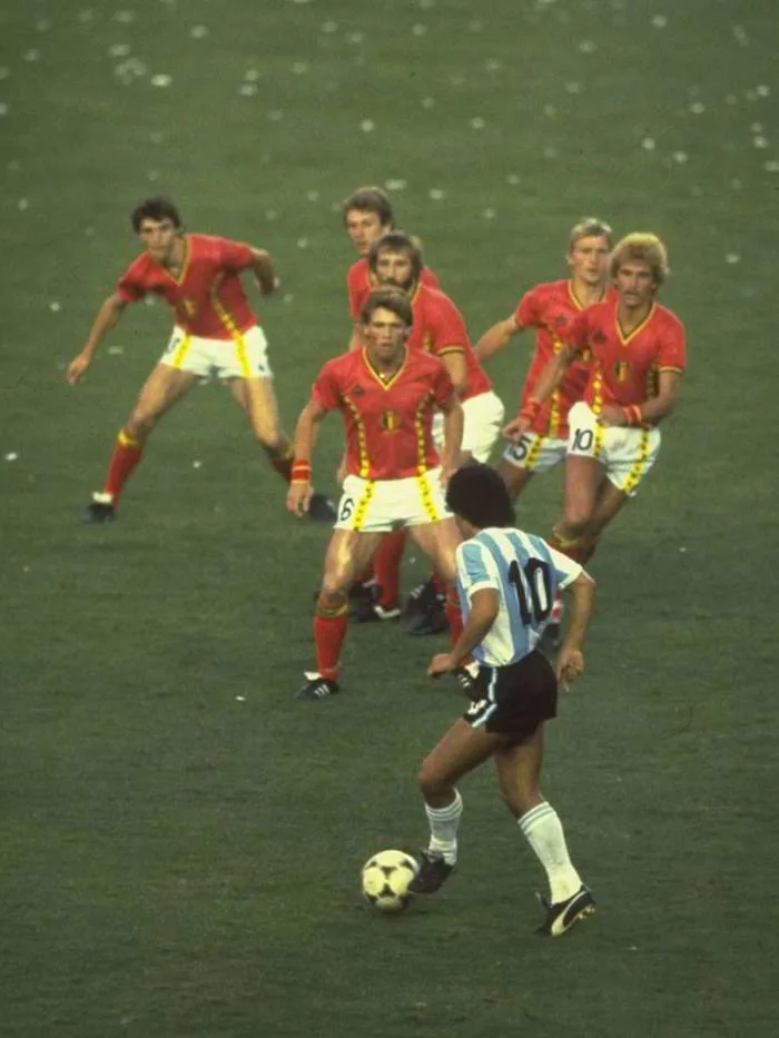 Những hình ảnh đáng nhớ về huyền thoại bóng đá Diego Maradona