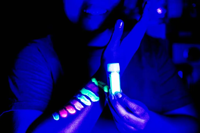 Màu dạ quang Phát sáng - Cực tím (UV Blacklight Neon - Glow in the Dark  Face and Body Paint)