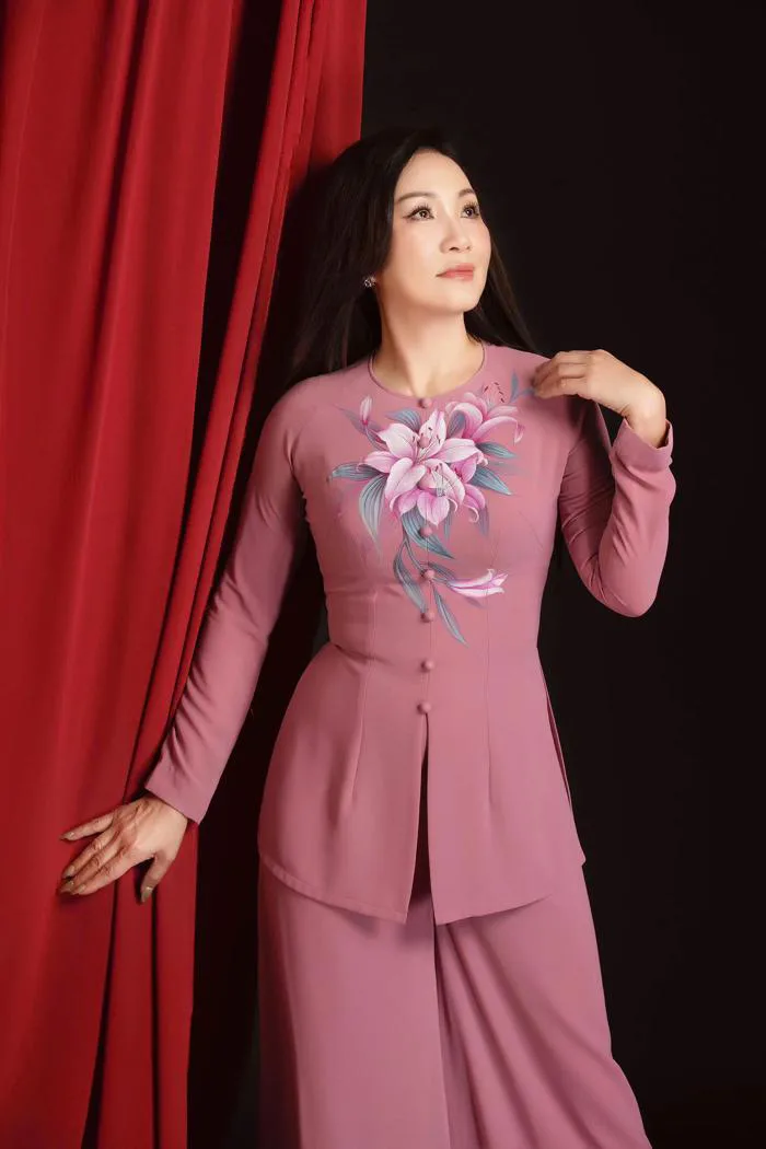 Nhan sắc của nghệ sĩ Hồng Đào ở tuổi 63