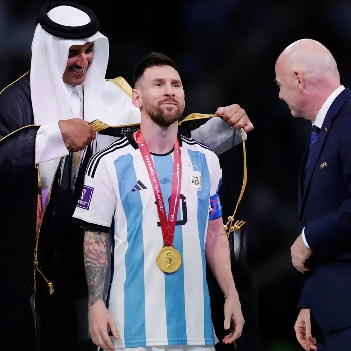 Messi mặc áo choàng đen nâng cúp vàng World Cup, nhiều cổ động viên 