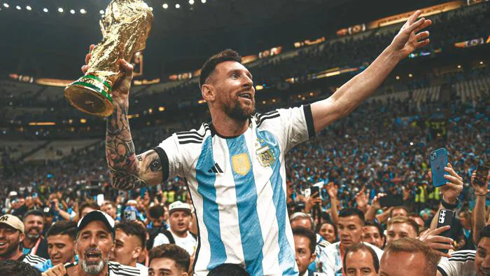 Lionel Messi nâng cao chiếc cúp vô địch FIFA World Cup 2022 [3840x2160] :  r/wallpaper