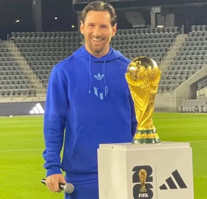 Messi lại nhận cúp vô địch World Cup 2022 từ tay Chủ tịch FIFA