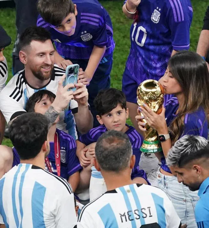 Vô địch World Cup 2022, Messi vẫn phải phục vụ vợ sống ảo