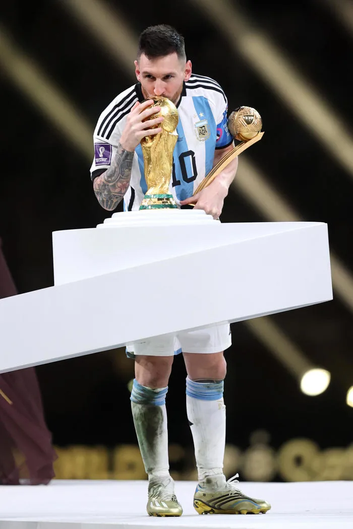 Hình ảnh tuyệt đẹp khi Messi nâng cao cúp vàng | Báo Pháp Luật Việt Nam