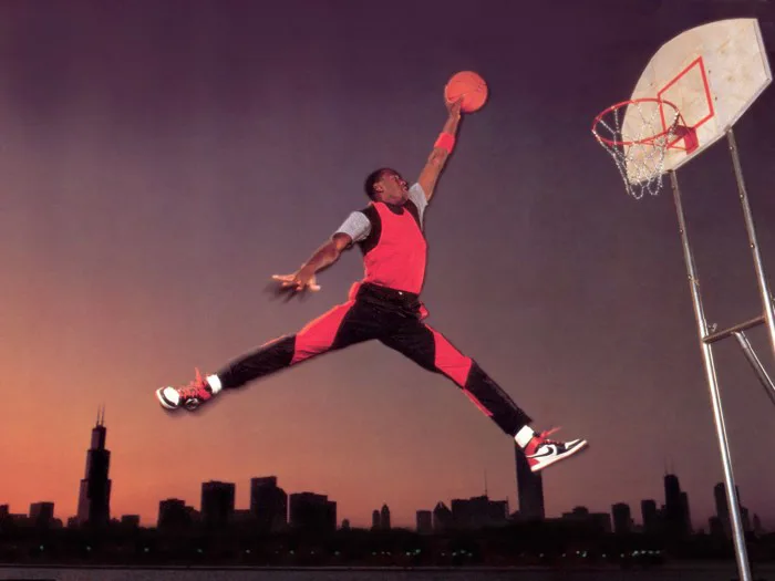Michael Jordan, người được dùng làm hình ảnh cho logo Jumpman của Nike (1985) : r/AlternateAngles