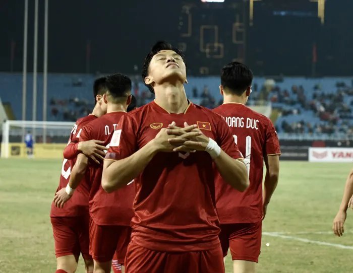 Quế Ngọc Hải gây sốt với kiểu ăn mừng 