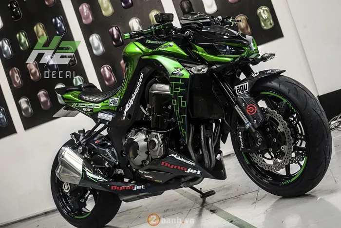 Siêu xế đường phố Kawasaki Z1000 bắt mắt bởi dáng hầm hố dưới tay Decal H2