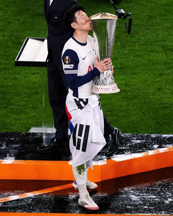 Son Heung-min khóc nức nở ngày vô địch Europa League, lùm xùm đời tư bị  