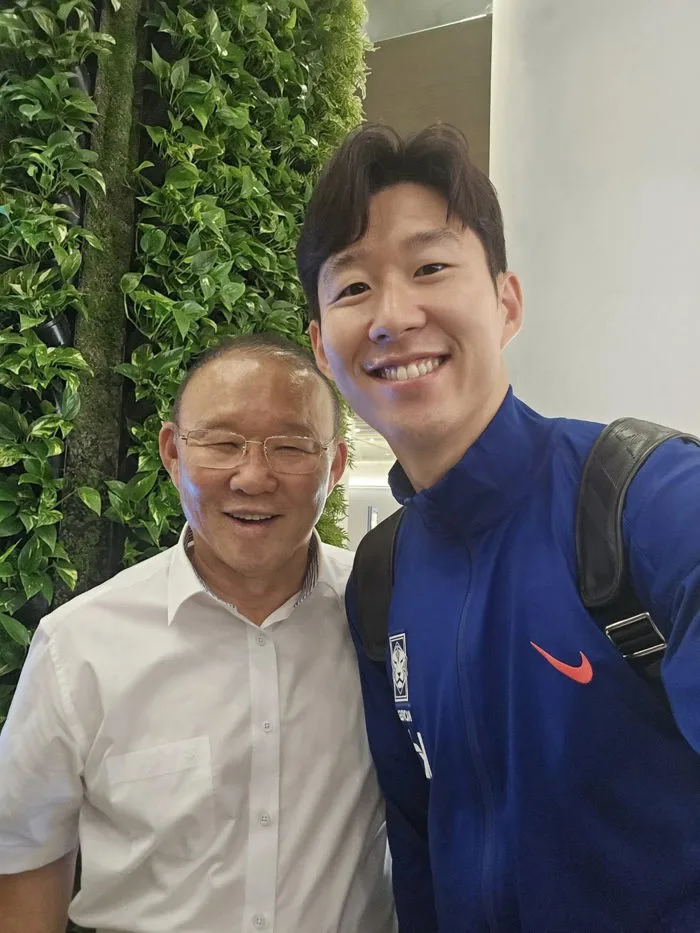 Son Heung-min và Lee Kang-in chụp ảnh 'selfie' cùng HLV Park Hang-seo: Bởi  lý do cực kỳ đặc biệt…
