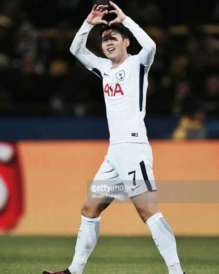 Son Heung-min: Chàng cầu thủ Hàn Quốc siêu dễ thương với đôi mắt một mí  cùng nụ cười tươi như nắng chiều