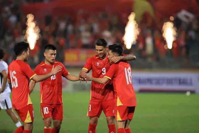 Áp tay vào má và nhắm mắt, Hai Long lý giải cực bất ngờ về hành động ăn  mừng bàn thắng!