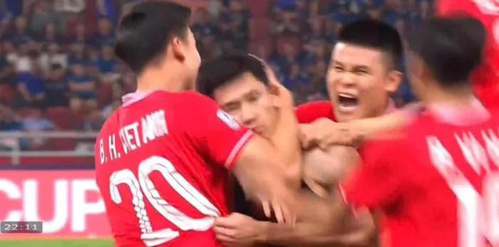 Khung ảnh 4 cầu thủ ăn mừng chiến thắng, nhưng 1 người bỗng lạ lắm luôn: Lộ  ra danh tính tất cả sốc!