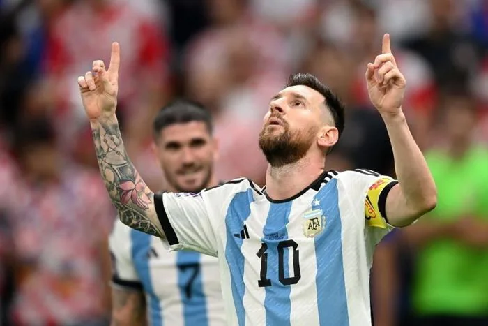 Bí mật sau cách ăn mừng bàn thắng như siêu anh hùng của Messi | Báo Dân trí