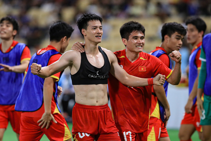 Nguyễn Thanh Nhàn - cầu thủ cởi áo khoe 6 múi sau bàn thắng 