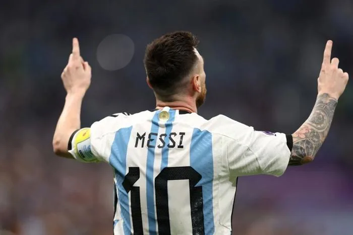 Bí mật sau cách ăn mừng bàn thắng như siêu anh hùng của Messi | Báo Dân trí