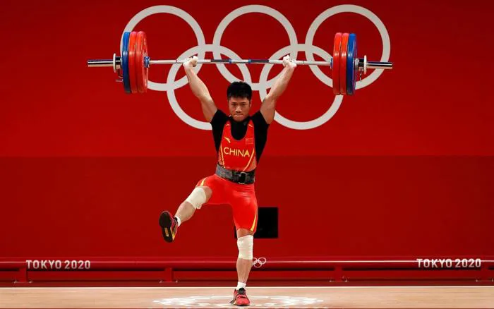 Đô cử Trung Quốc đứng một chân khi đẩy 166 kg tạ