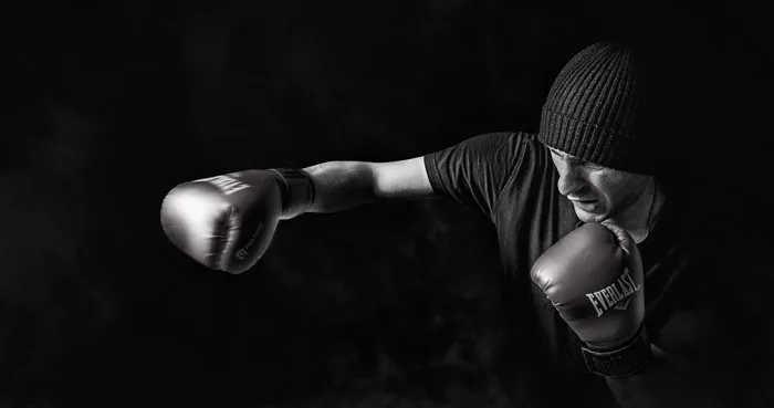 hình ảnh : ánh sáng, đen và trắng, những người, Môn thể thao, nhiếp ảnh,  Nam giới, đào tạo, bóng tối, cái hộp, Đơn sắc, cánh tay, cơ bắp, Võ sĩ quyền