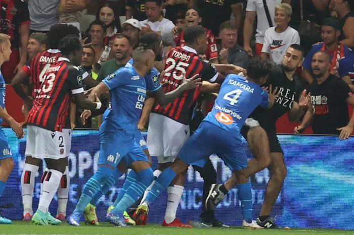 Hình ảnh gây sốc tại giải Ligue 1: CĐV tràn xuống sân hành hung cầu thủ