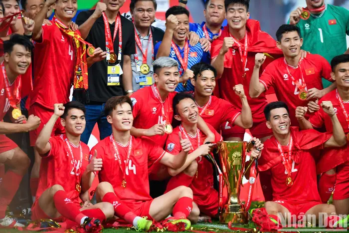 Ảnh] Đội tuyển Việt Nam nâng cao cúp vô địch ASEAN Cup 2024 - Báo Sóc Trăng