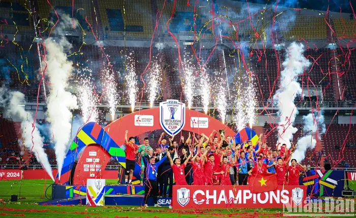 Ảnh] Đội tuyển Việt Nam nâng cao cúp vô địch ASEAN Cup 2024 - Báo Sóc Trăng
