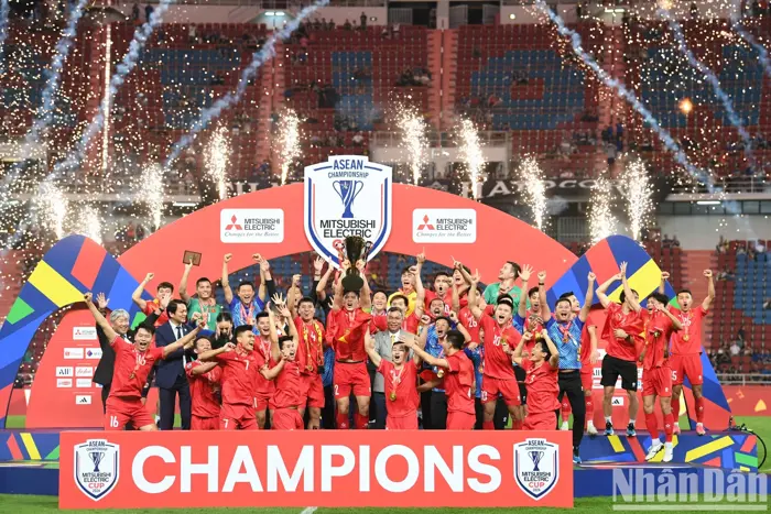 Ảnh] Đội tuyển Việt Nam nâng cao cúp vô địch ASEAN Cup 2024 - Báo Sóc Trăng