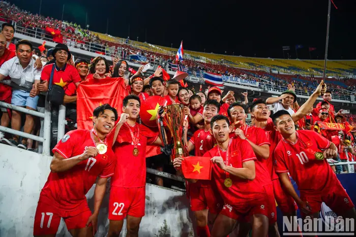 Ảnh] Đội tuyển Việt Nam nâng cao cúp vô địch ASEAN Cup 2024 - Báo Sóc Trăng
