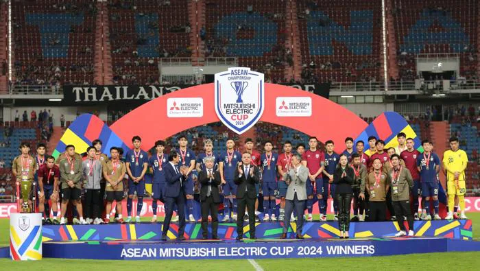 Khoảnh khắc đội tuyển Việt Nam nâng cao cúp vô địch AFF Cup 2024: Rưng rưng!